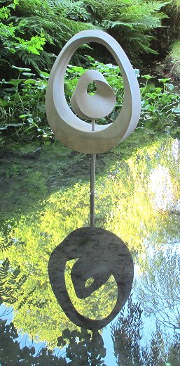 Geometric stone sculpture Möbius Egg Yolk I - 2