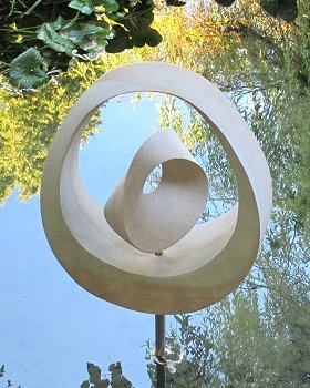 Geometric stone sculpture Möbius Egg Yolk I - 4